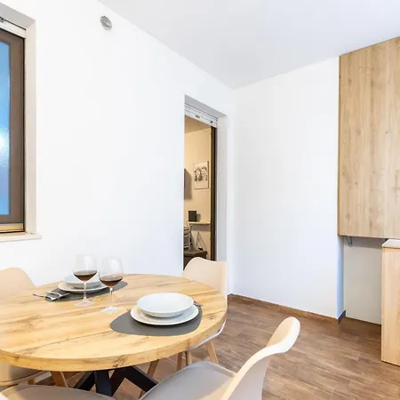 Alvin Deluxe - -private Parking Apartman